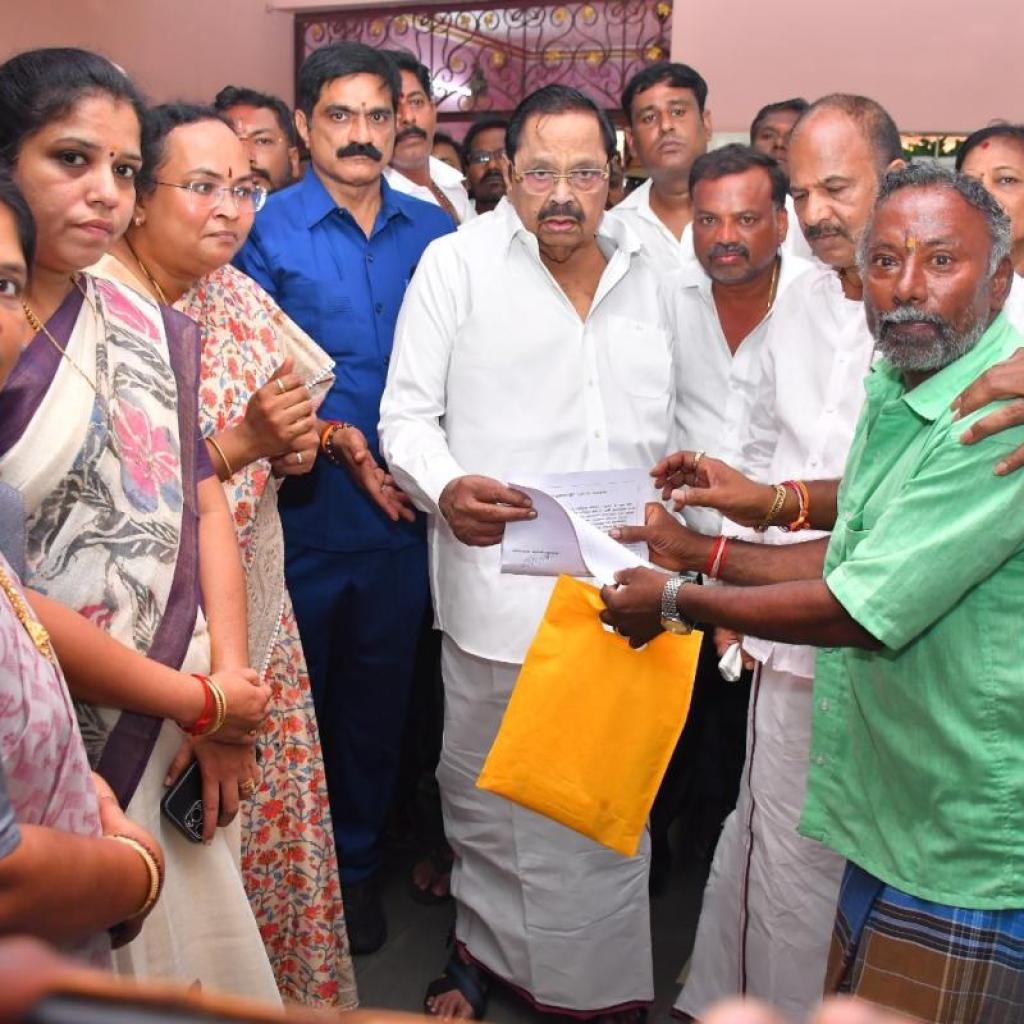 ‘அவர் முதலில் வெளியே வரட்டும்’ – விஜய் பிரச்சாரம் குறித்து அமைச்சர் துரைமுருகன் கருத்து ‘அவர் முதலில் வெளியே வரட்டும்’ – விஜய் பிரச்சாரம் குறித்து அமைச்சர் துரைமுருகன் கருத்து