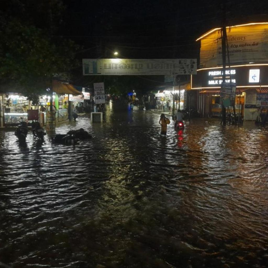 மழை பெய்தாலே வெள்ளக்காடாக மாறும் மதுரை சாலைகள் – என்று தீரும் இந்த பிரச்சினை? மழை பெய்தாலே வெள்ளக்காடாக மாறும் மதுரை சாலைகள் – என்று தீரும் இந்த பிரச்சினை?
