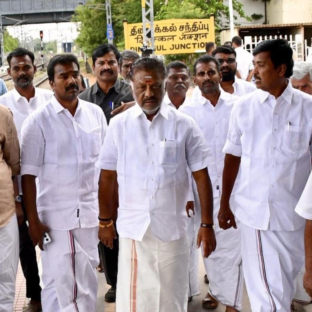 நாளையுடன் முடிவடையும் கெடு – செங்கோட்டையன் நல்ல செய்தி சொல்வார் என ஓபிஎஸ் பேட்டி நாளையுடன் முடிவடையும் கெடு – செங்கோட்டையன் நல்ல செய்தி சொல்வார் என ஓபிஎஸ் பேட்டி