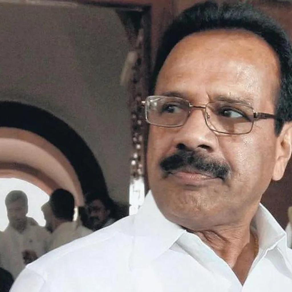 கர்நாடக முன்னாள் முதல்வர் சதானந்த கவுடாவிடம் ஆன்லைனில் ரூ. 3 லட்சம் மோசடி கர்நாடக முன்னாள் முதல்வர் சதானந்த கவுடாவிடம் ஆன்லைனில் ரூ. 3 லட்சம் மோசடி