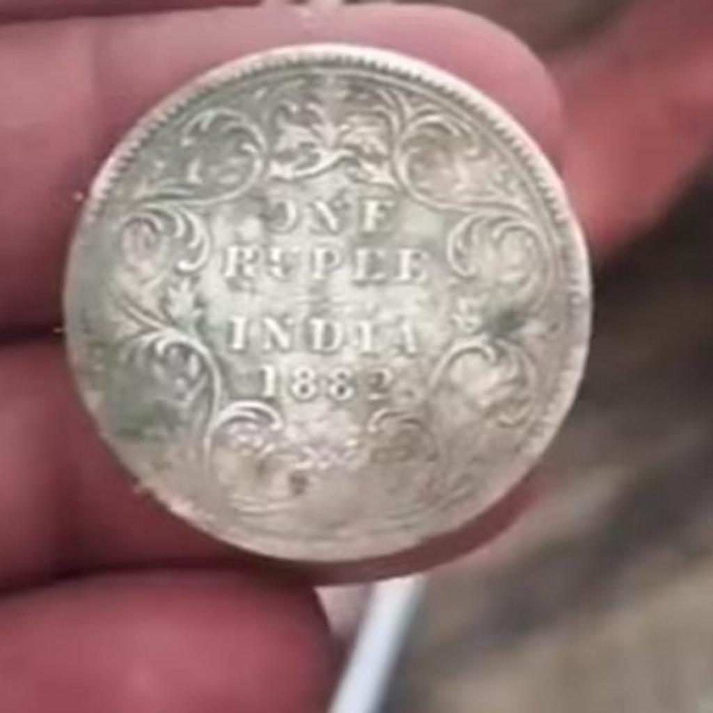 உ.பி.யில் கோயில் கட்டுமானப் பணியின் போது ஆங்கிலேய ஆட்சிக் கால வெள்ளி நாணயங்கள் கண்டெடுப்பு உ.பி.யில் கோயில் கட்டுமானப் பணியின் போது ஆங்கிலேய ஆட்சிக் கால வெள்ளி நாணயங்கள் கண்டெடுப்பு