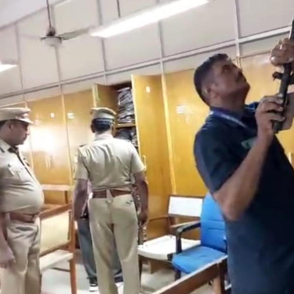 சென்னை உயர் நீதிமன்ற வளாகத்துக்கு மீண்டும் வெடிகுண்டு மிரட்டல் சென்னை உயர் நீதிமன்ற வளாகத்துக்கு மீண்டும் வெடிகுண்டு மிரட்டல்