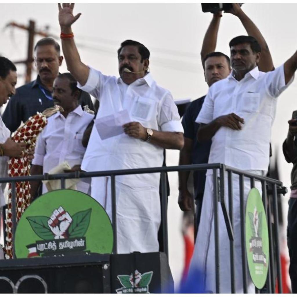 கரூர் பேருந்து நிலையம் அருகே இபிஎஸ் பொதுக் கூட்டத்துக்கு அனுமதி கோரி வழக்கு: மீண்டும் மனு அளிக்க உத்தரவு கரூர் பேருந்து நிலையம் அருகே இபிஎஸ் பொதுக் கூட்டத்துக்கு அனுமதி கோரி வழக்கு: மீண்டும் மனு அளிக்க உத்தரவு