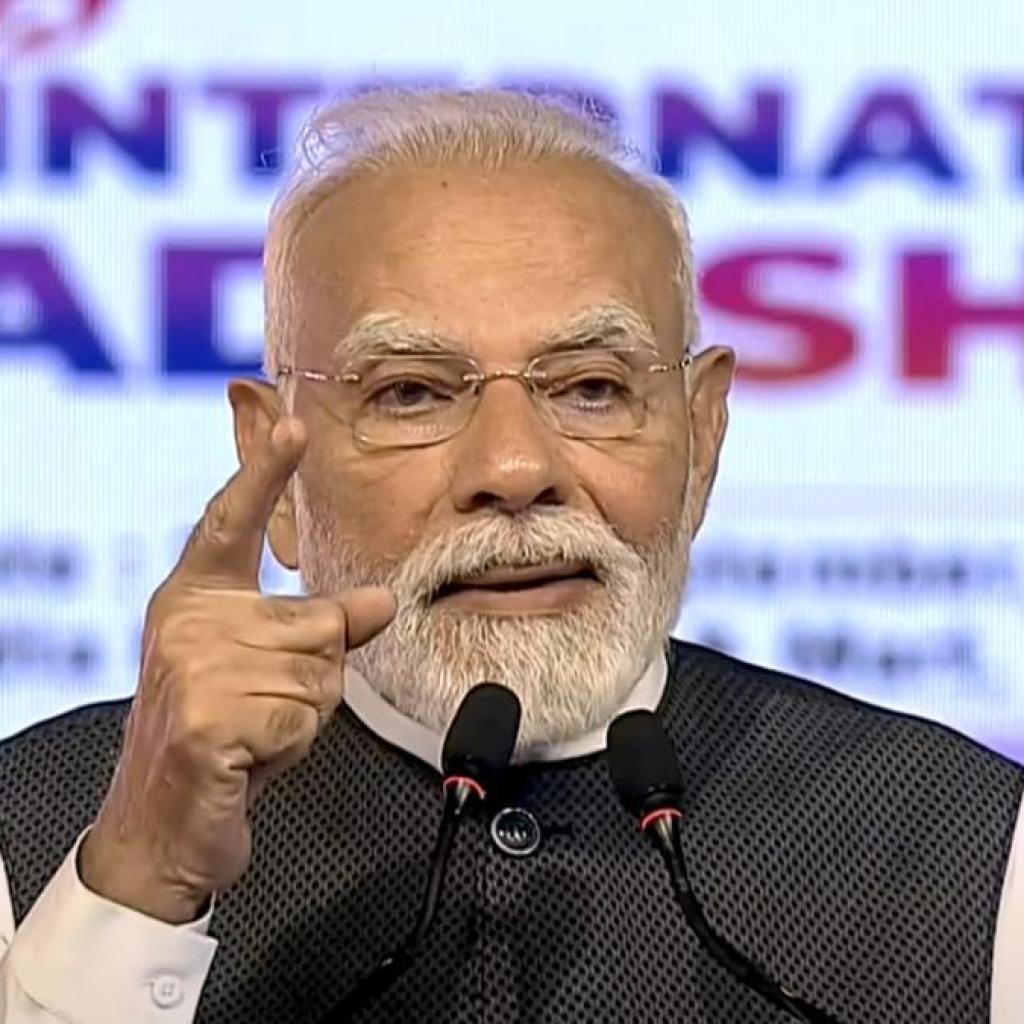 இந்தியப் பொருளாதாரம் இன்னும் வலுவடையும் போது, வரிச்சுமைகள் மேலும் குறையும்: பிரதமர் மோடி இந்தியப் பொருளாதாரம் இன்னும் வலுவடையும் போது, வரிச்சுமைகள் மேலும் குறையும்: பிரதமர் மோடி