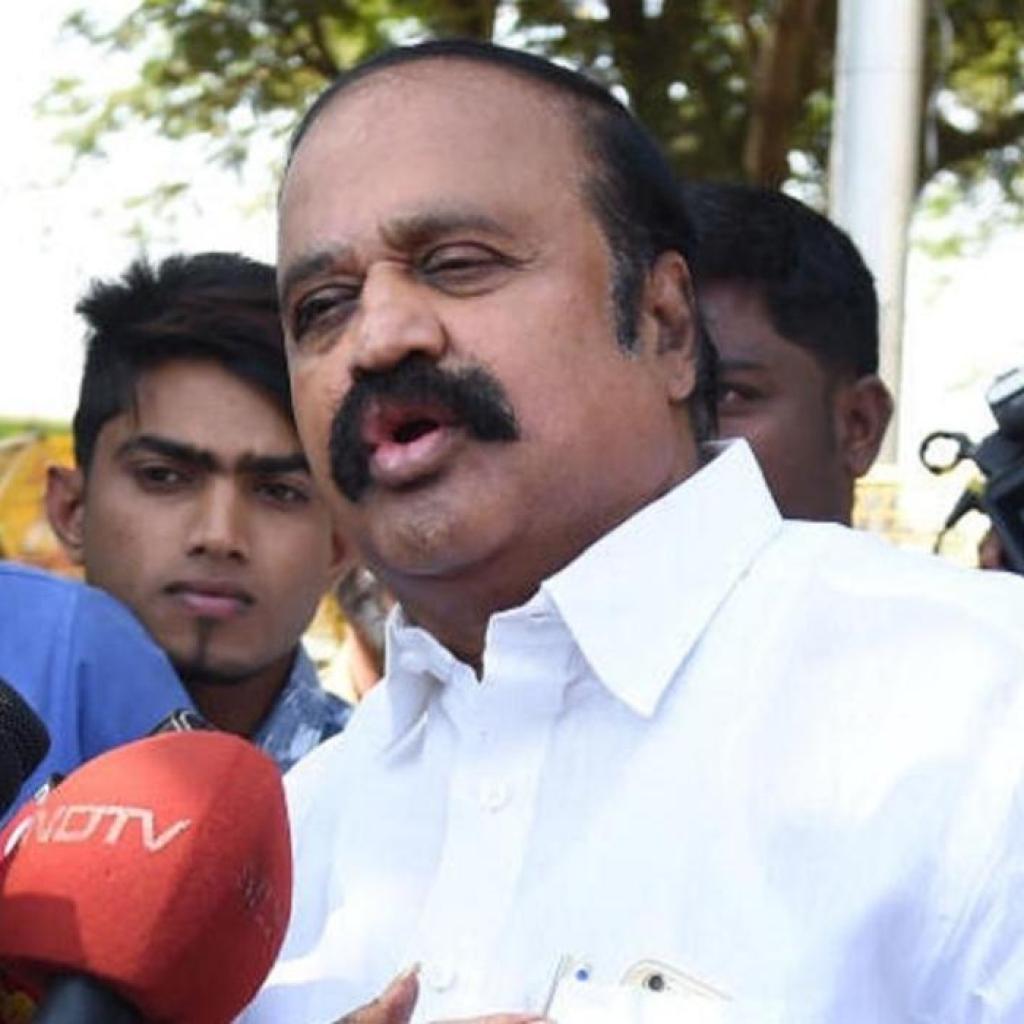 விஜய்க்கு சேரும் கூட்டத்தை சாதாரணமாக கருதக் கூடாது: பெங்களூரு புகழேந்தி விஜய்க்கு சேரும் கூட்டத்தை சாதாரணமாக கருதக் கூடாது: பெங்களூரு புகழேந்தி