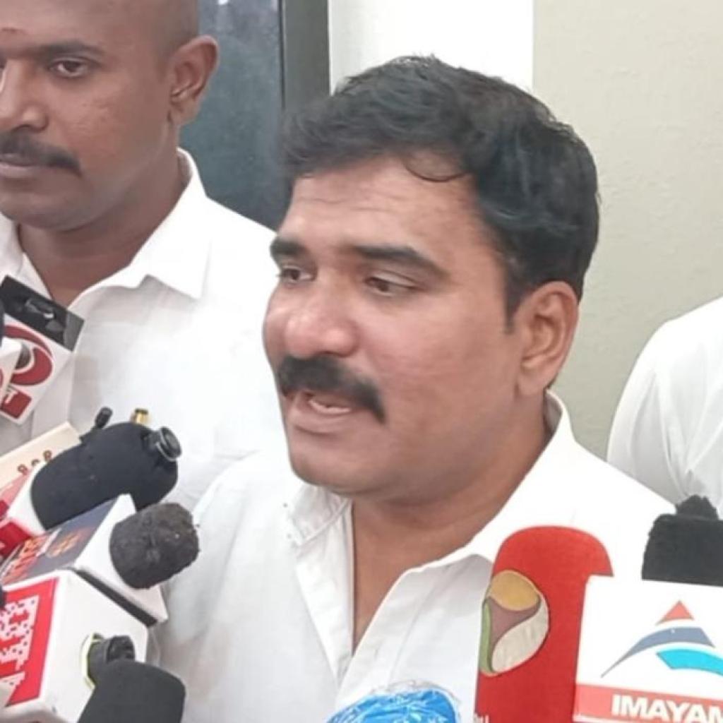 பேனர் வைத்ததற்காக தவெக மீது மட்டுமே வழக்கு: சி.டி.நிர்மல்குமார் ஆவேசம் பேனர் வைத்ததற்காக தவெக மீது மட்டுமே வழக்கு: சி.டி.நிர்மல்குமார் ஆவேசம்