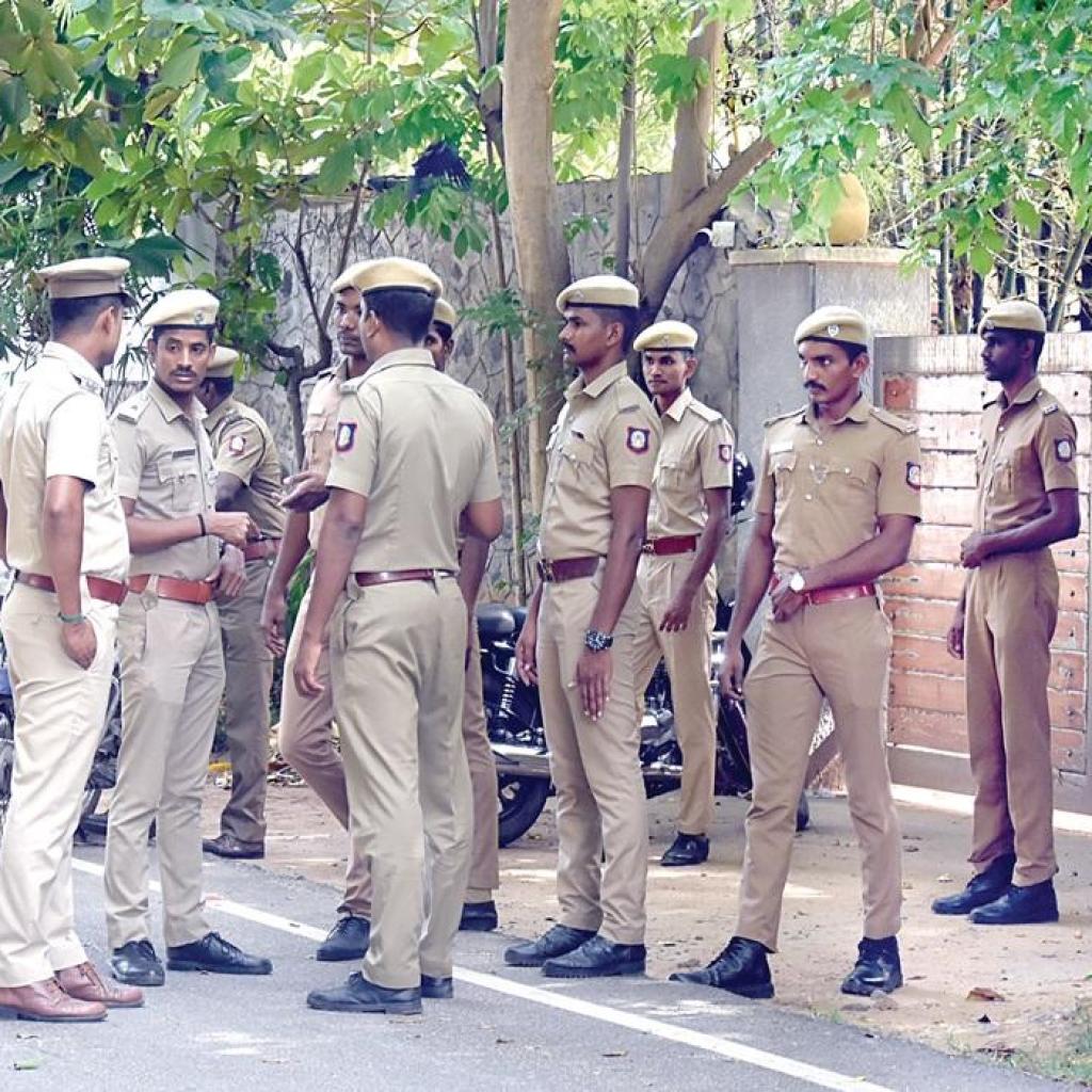 விஜய் சுற்றுப்பயணம் தற்காலிகமாக தள்ளிவைப்பு: வீடு, கட்சி அலுவலகத்துக்கு பலத்த போலீஸ் பாதுகாப்பு விஜய் சுற்றுப்பயணம் தற்காலிகமாக தள்ளிவைப்பு: வீடு, கட்சி அலுவலகத்துக்கு பலத்த போலீஸ் பாதுகாப்பு