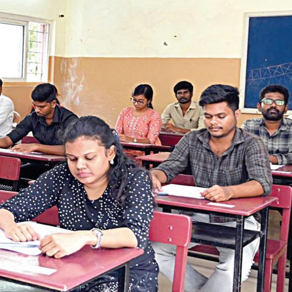 தமிழகம் முழுவதும் 4.18 லட்சம் பேர் எழுதிய குரூப் 2 தேர்வு சற்று கடினம் தமிழகம் முழுவதும் 4.18 லட்சம் பேர் எழுதிய குரூப் 2 தேர்வு சற்று கடினம்