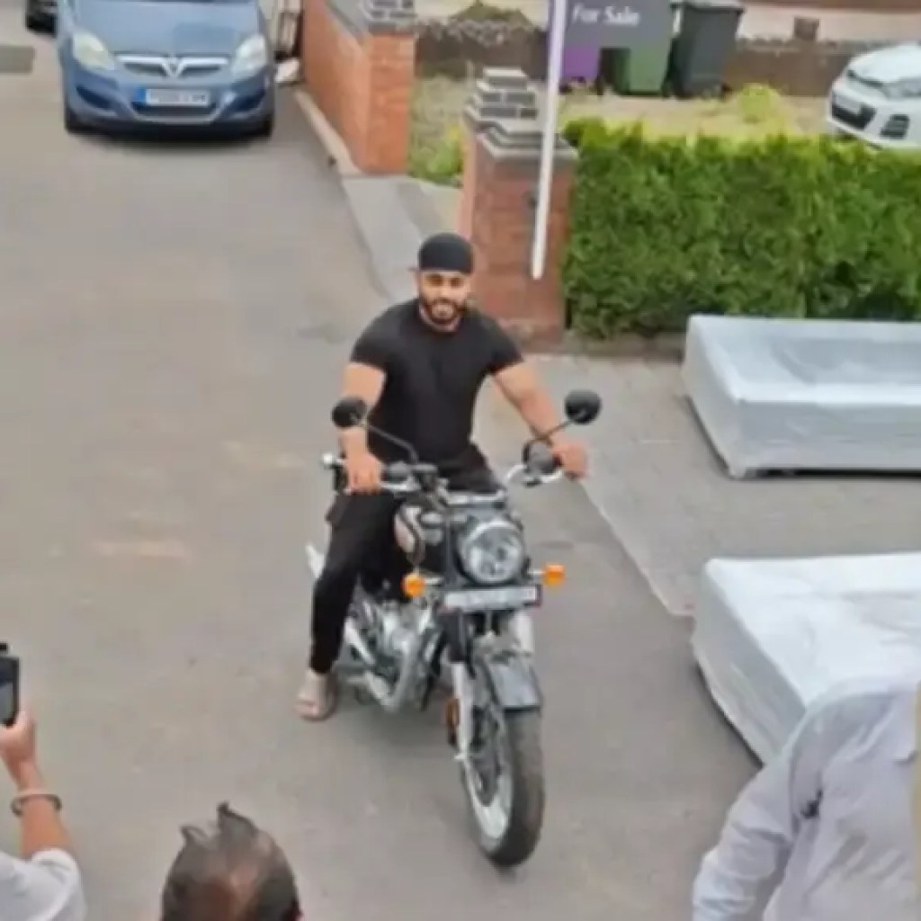 ராயல்டி நிலத்தில் ராயல் என்ஃபீல்ட்: பஞ்சாபில் இருந்து குடும்பம் 4.5 லட்சம் இங்கிலாந்தில் தளபாடங்கள் கப்பல் செய்ய செலவிடுகிறது – வீடியோவைப் பாருங்கள் | இந்தியா செய்தி – டைம்ஸ் ஆஃப் இந்தியா ராயல்டி நிலத்தில் ராயல் என்ஃபீல்ட்: பஞ்சாபில் இருந்து குடும்பம் 4.5 லட்சம் இங்கிலாந்தில் தளபாடங்கள் கப்பல் செய்ய செலவிடுகிறது – வீடியோவைப் பாருங்கள் | இந்தியா செய்தி – டைம்ஸ் ஆஃப் இந்தியா