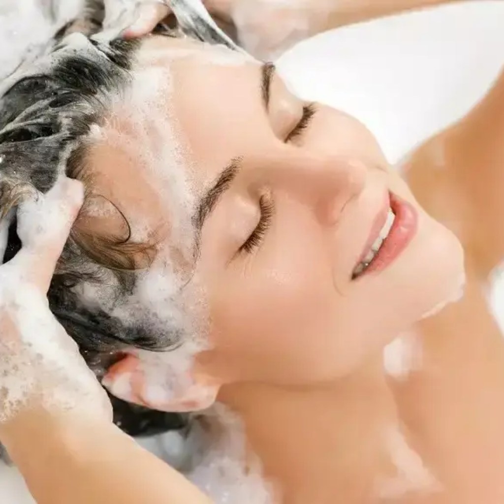 உங்கள் தலைமுடியை இந்த வழியில் கழுவ வேண்டாம்: இந்த 7 ஷாம்பு தவறுகள் வேர்களை சேதப்படுத்தி வளர்ச்சியைத் தடுக்கின்றன | – டைம்ஸ் ஆஃப் இந்தியா உங்கள் தலைமுடியை இந்த வழியில் கழுவ வேண்டாம்: இந்த 7 ஷாம்பு தவறுகள் வேர்களை சேதப்படுத்தி வளர்ச்சியைத் தடுக்கின்றன | – டைம்ஸ் ஆஃப் இந்தியா