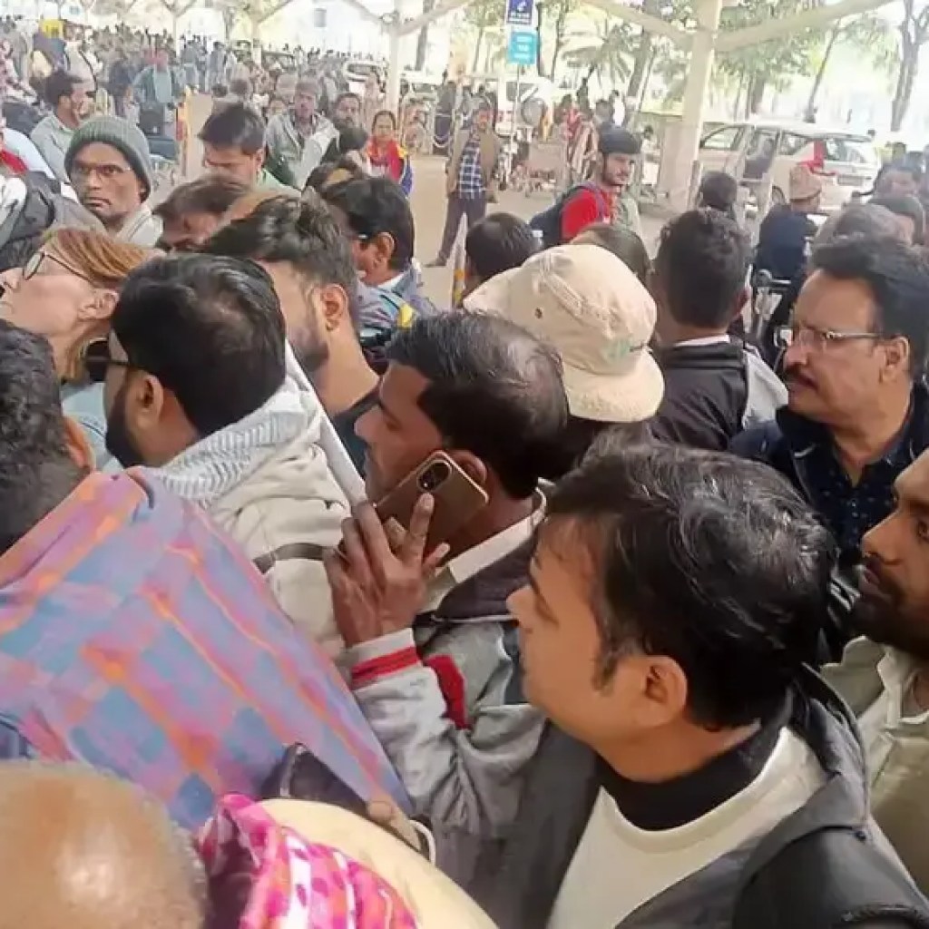 IndiGo கரைப்பு ஆழமடைகிறது: பயணிகள் அழுகிறார்கள், அலறுகிறார்கள், கவுண்டர்களில் ஏறுகிறார்கள்; 650 விமானங்கள் நாள் முழுவதும் ரத்து செய்யப்பட்டுள்ளன – டைம்ஸ் ஆஃப் இந்தியா IndiGo கரைப்பு ஆழமடைகிறது: பயணிகள் அழுகிறார்கள், அலறுகிறார்கள், கவுண்டர்களில் ஏறுகிறார்கள்; 650 விமானங்கள் நாள் முழுவதும் ரத்து செய்யப்பட்டுள்ளன – டைம்ஸ் ஆஃப் இந்தியா