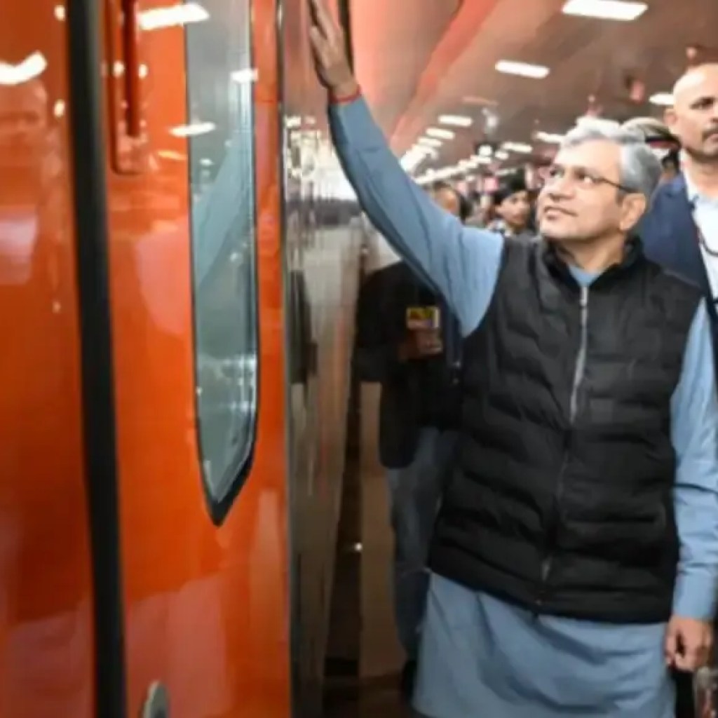 படங்களில்: வந்தே பாரத் ஸ்லீப்பர் ரயில் — நவீன கழிவறைகளுக்கு தானியங்கி கதவுகள் உள்ளே இருப்பதை ரயில்வே அமைச்சர் வைஷ்ணவ் காட்டுகிறார் | – டைம்ஸ் ஆஃப் இந்தியா படங்களில்: வந்தே பாரத் ஸ்லீப்பர் ரயில் — நவீன கழிவறைகளுக்கு தானியங்கி கதவுகள் உள்ளே இருப்பதை ரயில்வே அமைச்சர் வைஷ்ணவ் காட்டுகிறார் | – டைம்ஸ் ஆஃப் இந்தியா