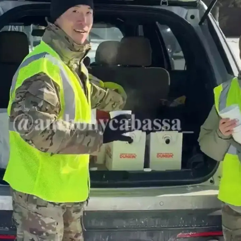 மினசோட்டா காவலர் கொடிய கூட்டாட்சி துப்பாக்கிச் சூட்டுக்குப் பிறகு ICE எதிர்ப்பு எதிர்ப்பாளர்களுக்கு காபி வழங்கினார் | உலகச் செய்திகள் – தி டைம்ஸ் ஆஃப் இந்தியா மினசோட்டா காவலர் கொடிய கூட்டாட்சி துப்பாக்கிச் சூட்டுக்குப் பிறகு ICE எதிர்ப்பு எதிர்ப்பாளர்களுக்கு காபி வழங்கினார் | உலகச் செய்திகள் – தி டைம்ஸ் ஆஃப் இந்தியா