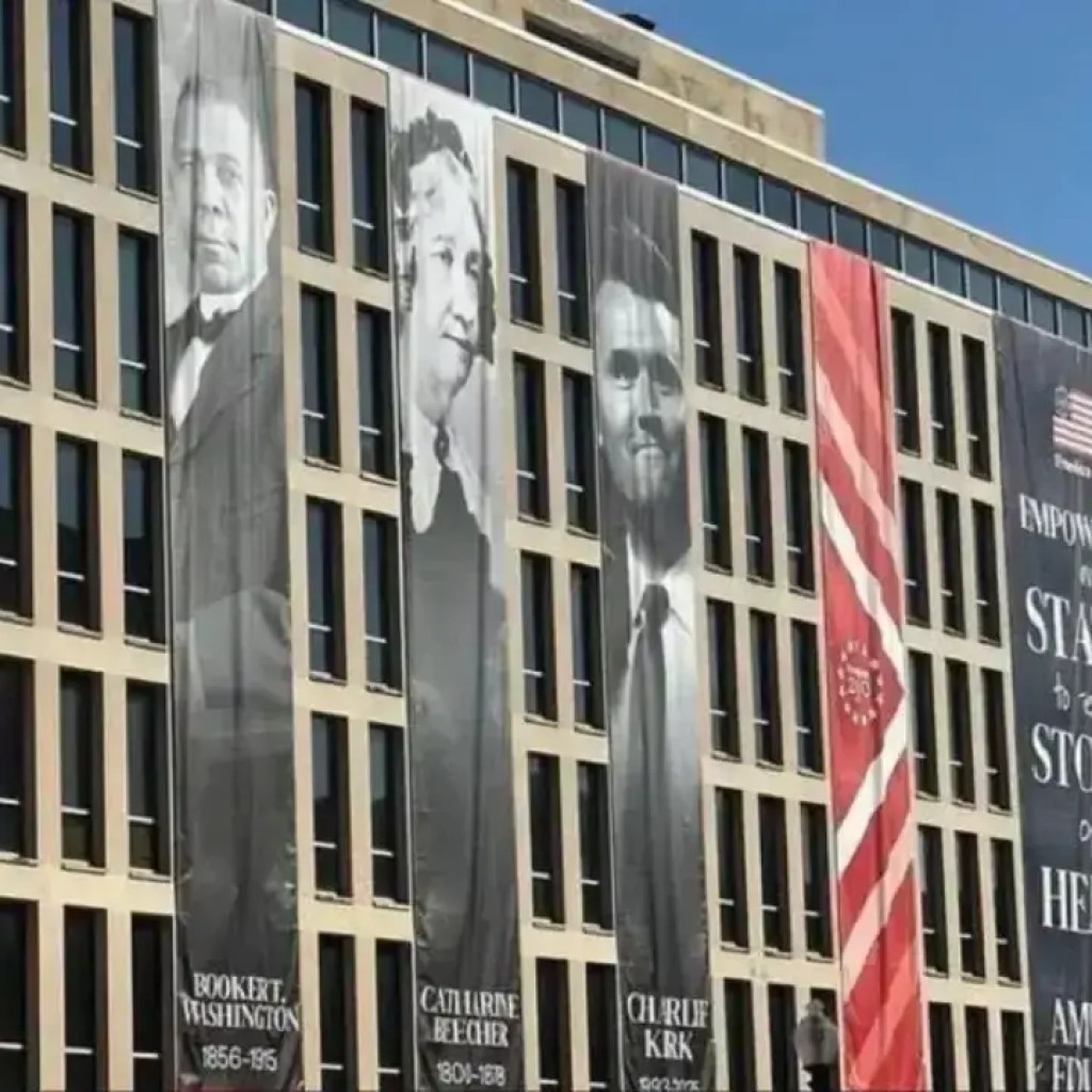 ‘அவர் கல்லூரியை விட்டு வெளியேறினார்’: அமெரிக்க கல்வித் துறை கட்டிடத்திற்கு வெளியே சார்லி கிர்க்கின் பேனர் ஆன்லைன் பின்னடைவைத் தூண்டுகிறது – டைம்ஸ் ஆஃப் இந்தியா ‘அவர் கல்லூரியை விட்டு வெளியேறினார்’: அமெரிக்க கல்வித் துறை கட்டிடத்திற்கு வெளியே சார்லி கிர்க்கின் பேனர் ஆன்லைன் பின்னடைவைத் தூண்டுகிறது – டைம்ஸ் ஆஃப் இந்தியா