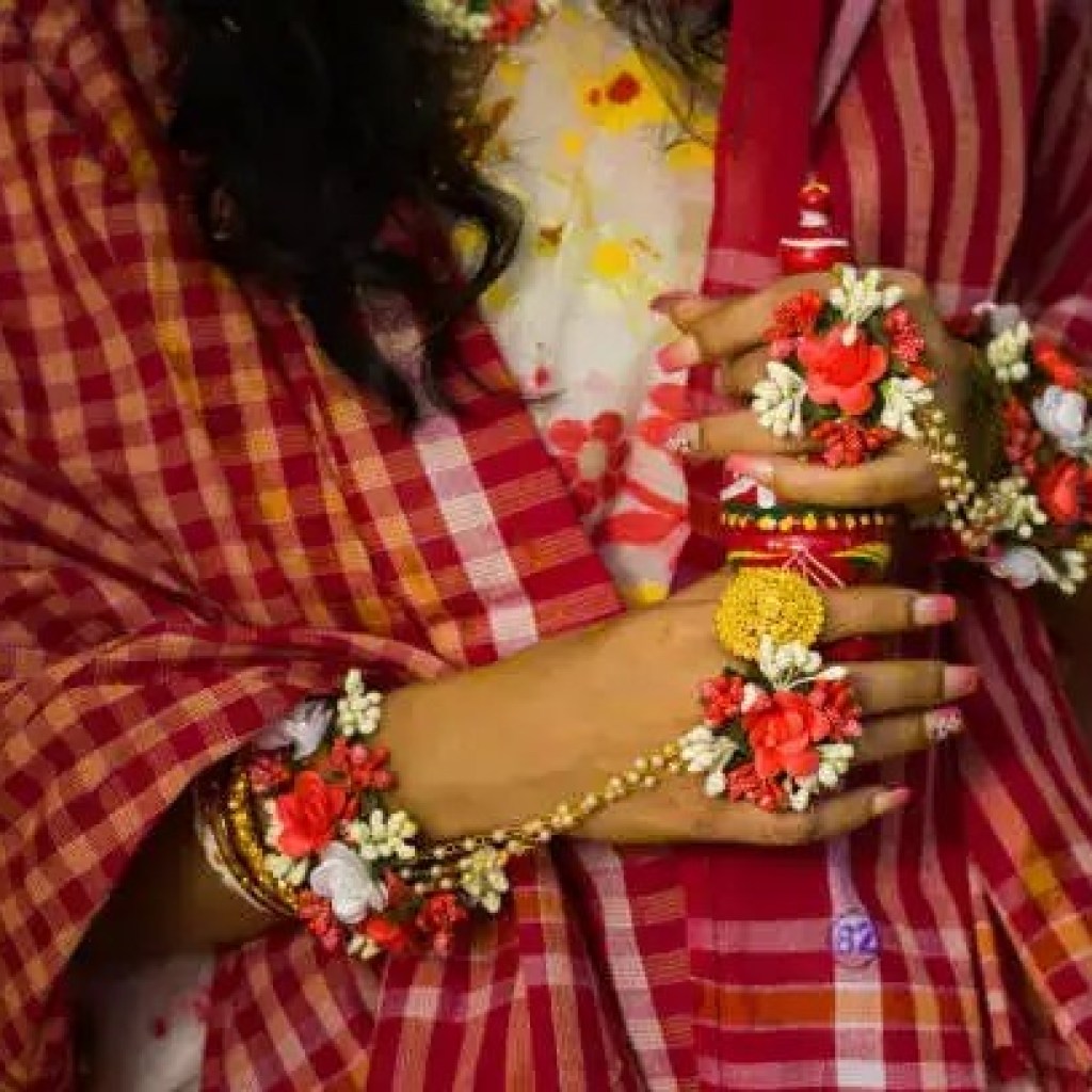 5 பெங்காலி ஜவுளி ஒவ்வொரு இந்தியப் பெண்ணும் தனது அலமாரிகளில் வைத்திருக்க வேண்டும் 5 பெங்காலி ஜவுளி ஒவ்வொரு இந்தியப் பெண்ணும் தனது அலமாரிகளில் வைத்திருக்க வேண்டும்