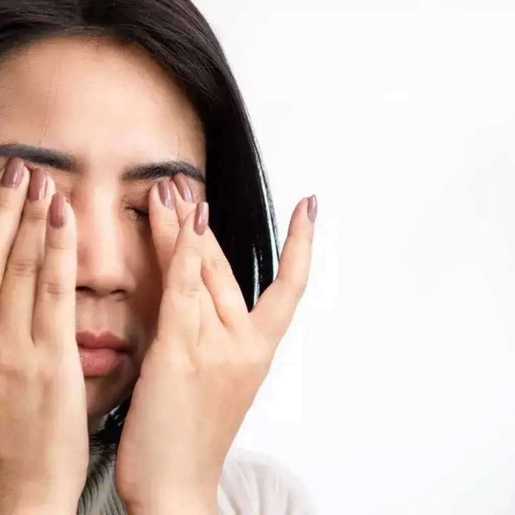 கண் ஆரோக்கியம்: கண்பார்வை சேதப்படுத்தும் 5 அன்றாட பழக்கவழக்கங்கள் – மற்றும் 3 வைட்டமின்கள் பார்வையை இயற்கையாகவே பாதுகாக்க கண் ஆரோக்கியம்: கண்பார்வை சேதப்படுத்தும் 5 அன்றாட பழக்கவழக்கங்கள் – மற்றும் 3 வைட்டமின்கள் பார்வையை இயற்கையாகவே பாதுகாக்க