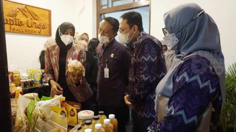 Bunda Fey Harapkan Makin Banyak Inovasi Produk Unggulan Kota Kediri Bunda Fey Harapkan Makin Banyak Inovasi Produk Unggulan Kota Kediri