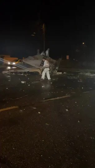 Trei persoane rănite după ce s-au izbit cu mașina de un indicator din beton VIDEO Trei persoane rănite după ce s-au izbit cu mașina de un indicator din beton VIDEO