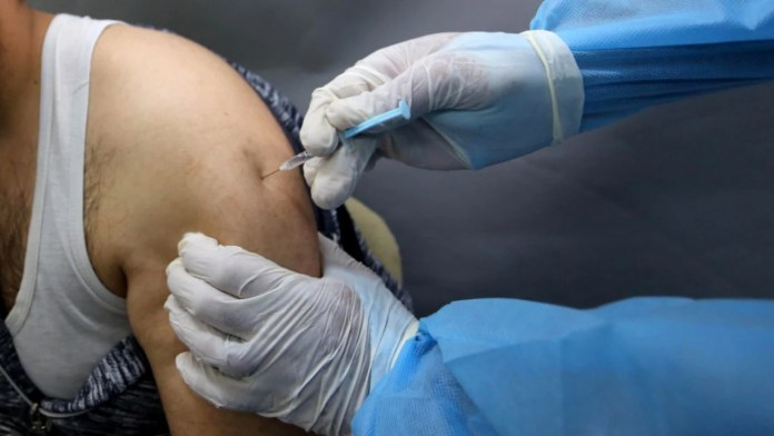 Au intermediat șpăgi pentru „vaccinare la chiuvetă“. Opt persoane au fost trimise în judecată Au intermediat șpăgi pentru „vaccinare la chiuvetă“. Opt persoane au fost trimise în judecată