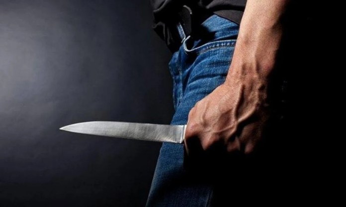 Tentativă de omor în Gorj. Bărbat reținut pentru că și-a înjunghiat fiul în urma unui scandal Tentativă de omor în Gorj. Bărbat reținut pentru că și-a înjunghiat fiul în urma unui scandal