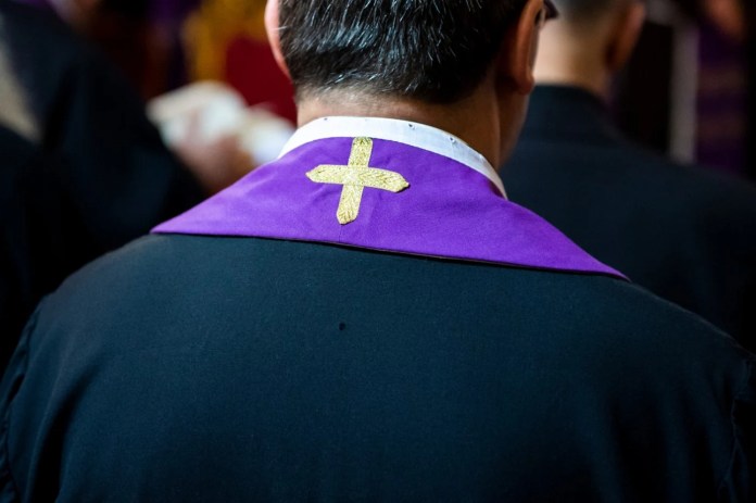 Situație incredibilă în Gorj. O minoră de 13 ani a rămas însărcinată cu fostul preot al unei comune Situație incredibilă în Gorj. O minoră de 13 ani a rămas însărcinată cu fostul preot al unei comune
