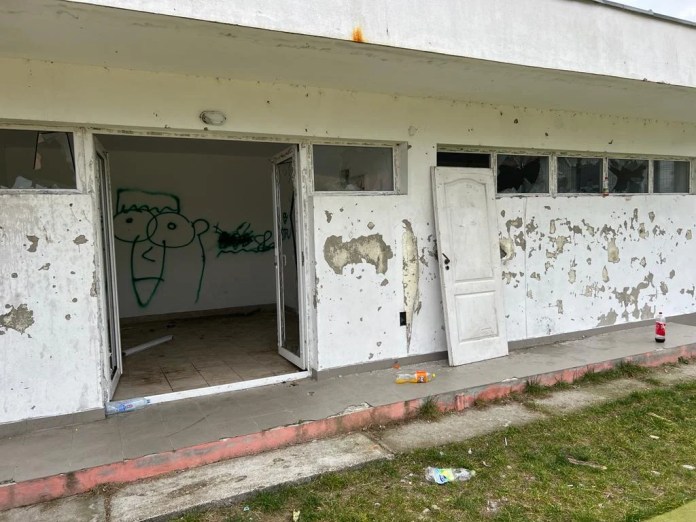 Bază sportivă modernă distrusă de hoți într-o comună din Gorj. Au furat și centrala termică Bază sportivă modernă distrusă de hoți într-o comună din Gorj. Au furat și centrala termică