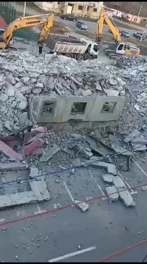 Blocuri comuniste dintr-o așezare minieră, demolate. Edili: „Costa mai mult finalizarea lor“ VIDEO Blocuri comuniste dintr-o așezare minieră, demolate. Edili: „Costa mai mult finalizarea lor“ VIDEO