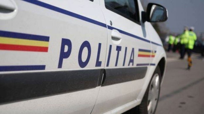Un bărbat din Mehedinți a distrus o autoutilitară parcată pe o stradă din Târgu Jiu Un bărbat din Mehedinți a distrus o autoutilitară parcată pe o stradă din Târgu Jiu
