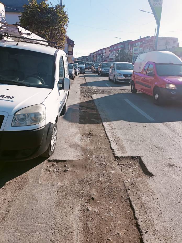 Firmă amendată după dezastrul lăsat pe o stradă din Târgu Jiu Firmă amendată după dezastrul lăsat pe o stradă din Târgu Jiu