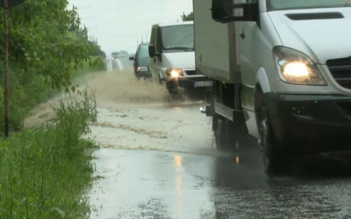 Rupere de nori în Gorj. Mai multe gospodării au fost inundate după ploile abundente Rupere de nori în Gorj. Mai multe gospodării au fost inundate după ploile abundente