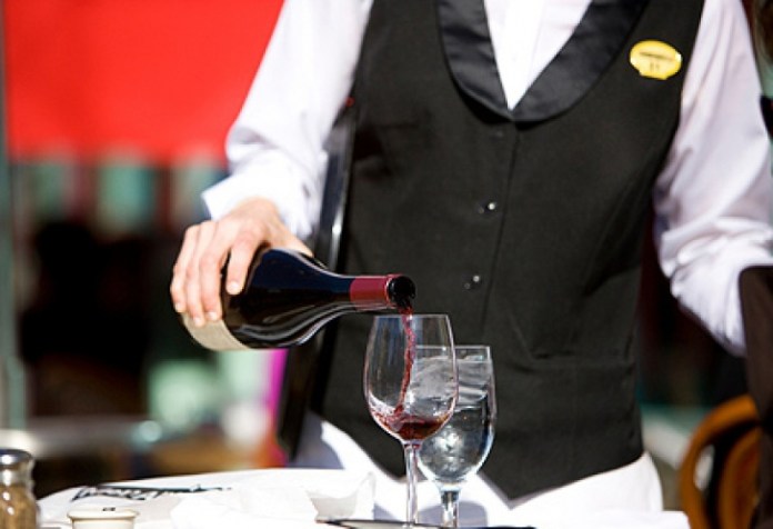 Patron de restaurant amendat cu 10.000 de lei pentru că a ținut un ospătar peste orele de program Patron de restaurant amendat cu 10.000 de lei pentru că a ținut un ospătar peste orele de program