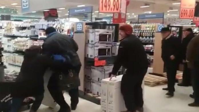 L-a bătut într-un magazin L-a bătut într-un magazin