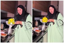Trik ibu-ibu mengayak tepung dalam ayakan ini anti mainstream, ampuh biar nggak berantakan Trik ibu-ibu mengayak tepung dalam ayakan ini anti mainstream, ampuh biar nggak berantakan