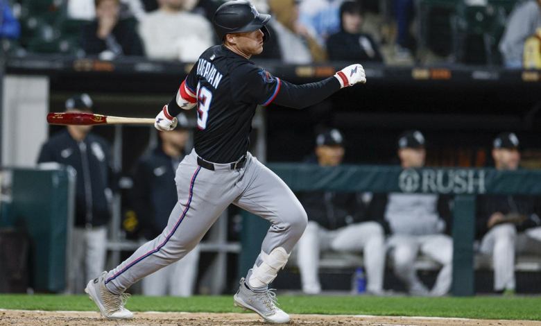 Marlins Clutch hit late to top white sox Marlins Clutch hit late to top white sox