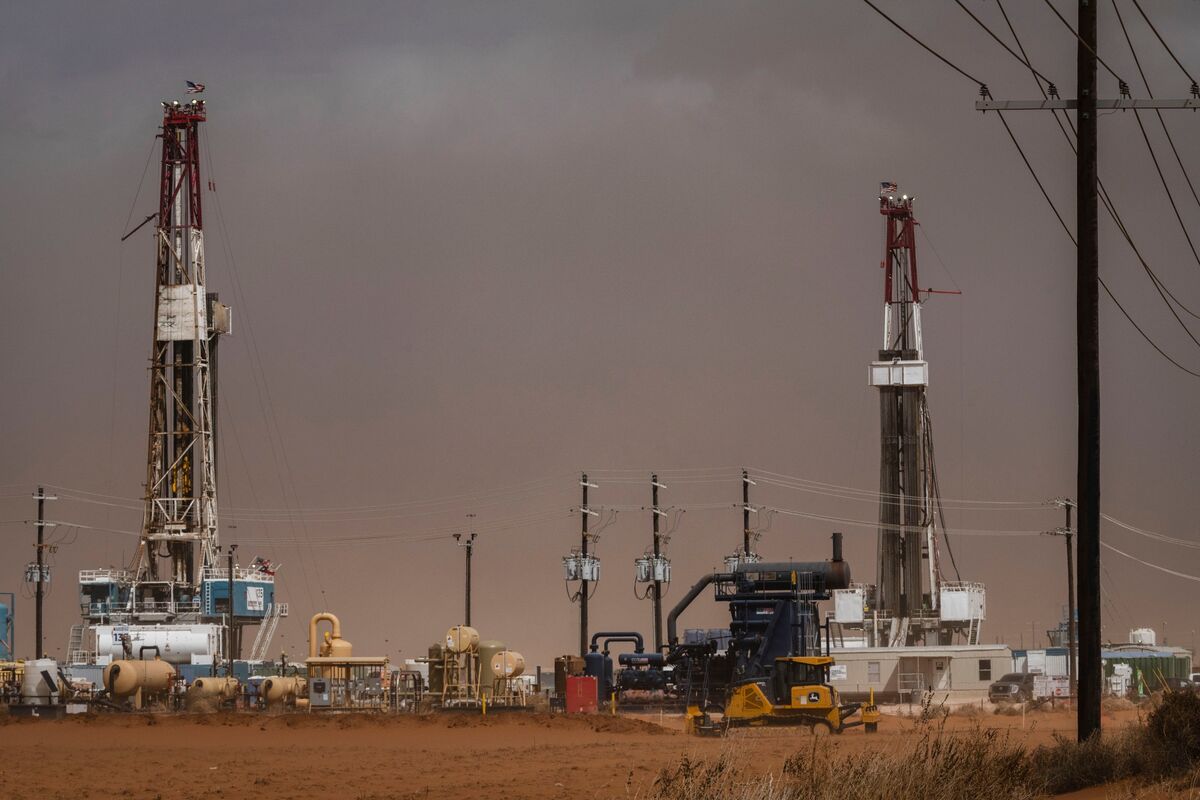 Oil Steadies After Early Drop With Ukraine, US Outlook in Focus Oil Steadies After Early Drop With Ukraine, US Outlook in Focus