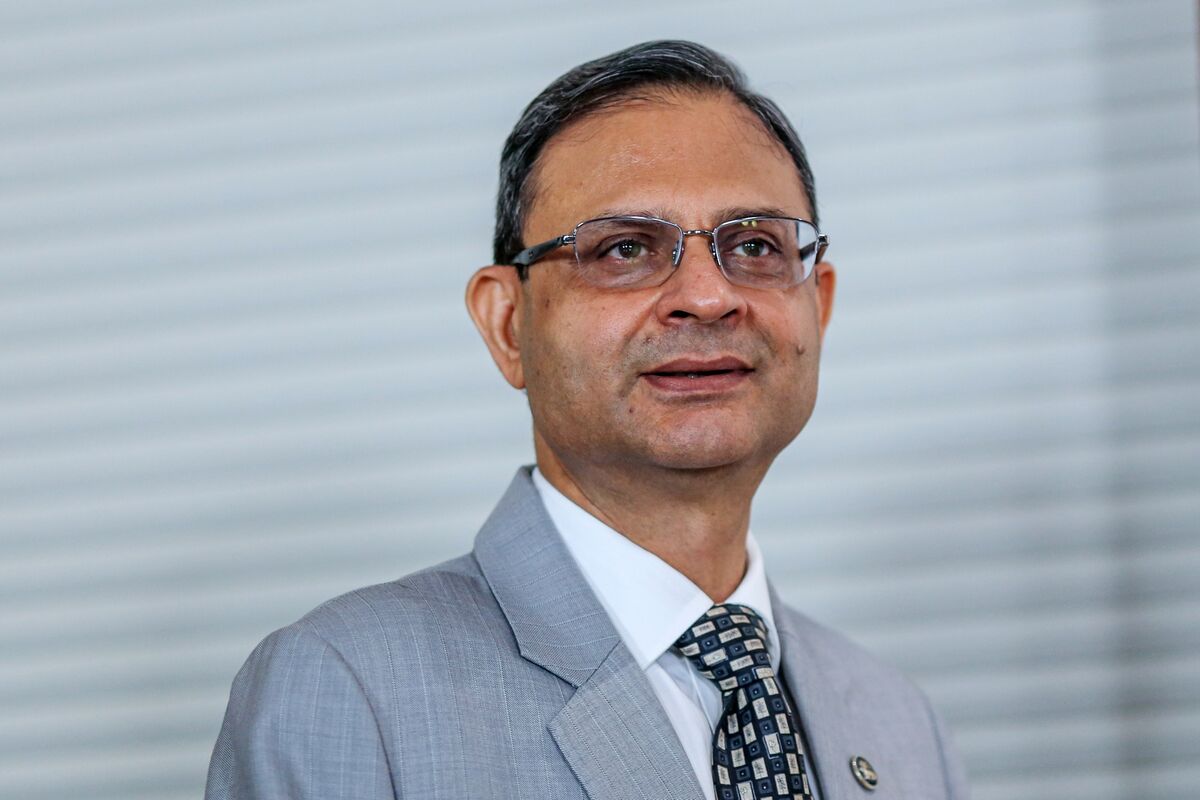 India Central Bank Sends Conflicting Signals With Surprise Moves India Central Bank Sends Conflicting Signals With Surprise Moves