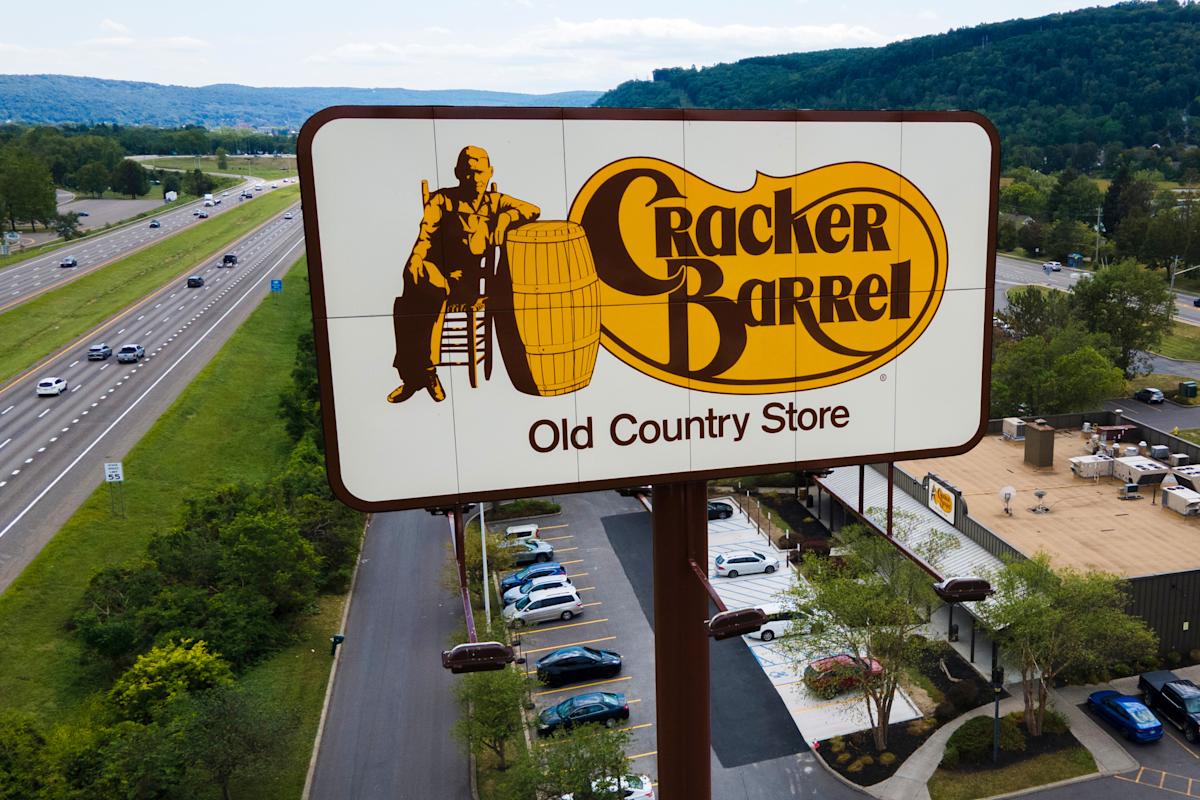 Cracker Barrel shareholders vote to keep CEO despite logo debacle Cracker Barrel shareholders vote to keep CEO despite logo debacle