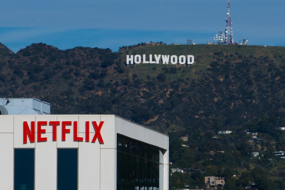Netflix delivers solid 4th quarter, but stock sinks amid worries about slowing subscriber growth Netflix delivers solid 4th quarter, but stock sinks amid worries about slowing subscriber growth