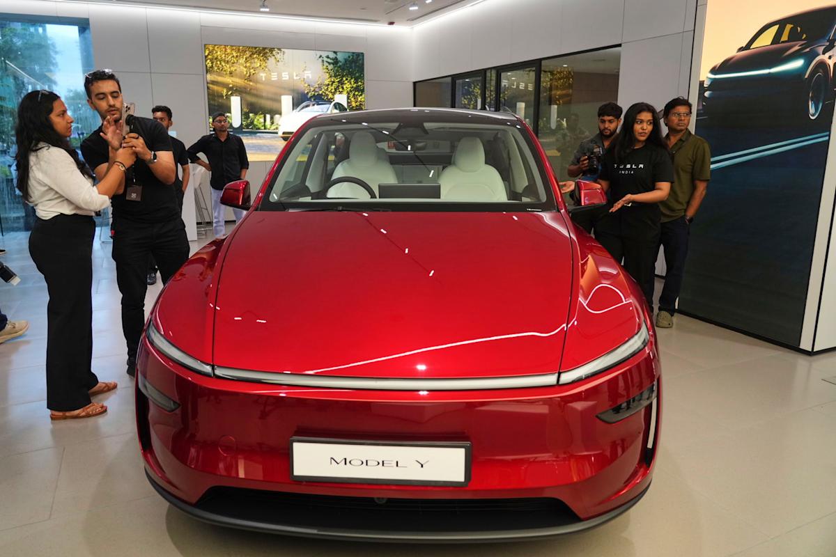 Dow jumps, S&P 500 and Nasdaq pace toward records to start Big Tech-dominated earnings week Dow jumps, S&P 500 and Nasdaq pace toward records to start Big Tech-dominated earnings week