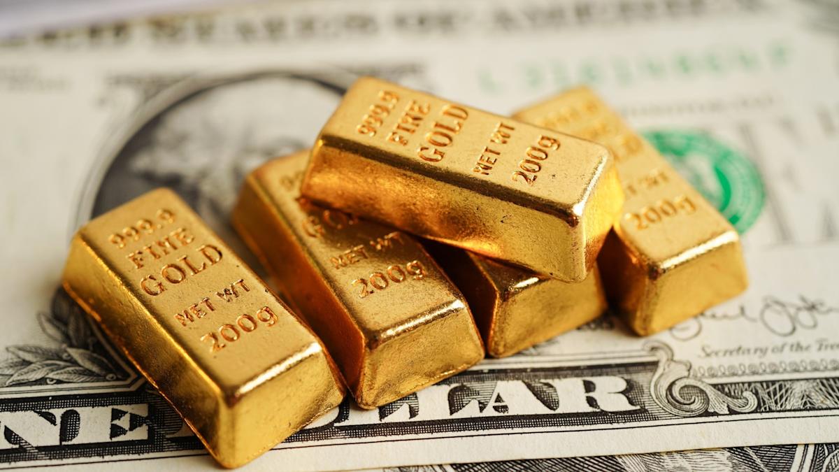 As Dollar Plummets, Is Now a Good Time To Invest in Gold? As Dollar Plummets, Is Now a Good Time To Invest in Gold?