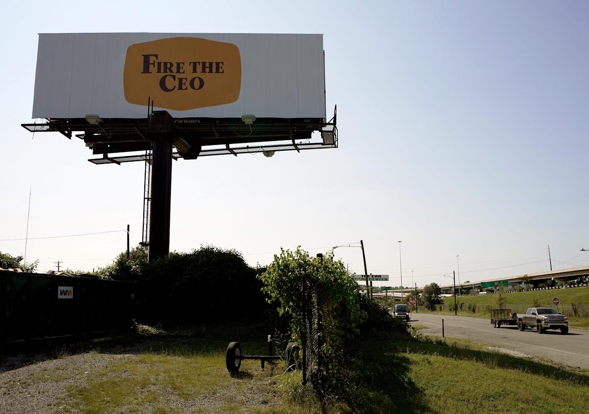 Steak ‘n Shake exec targets Cracker Barrel with ‘Fire the CEO’ billboard: ‘We are responsible’ Steak ‘n Shake exec targets Cracker Barrel with ‘Fire the CEO’ billboard: ‘We are responsible’