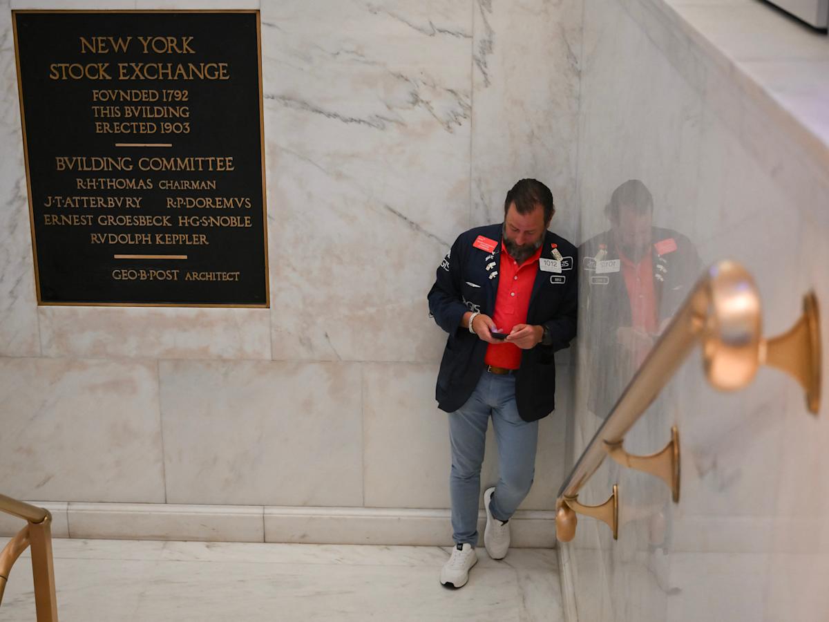 Veteran investors are baffled as AI hype and Fed cuts push stocks past danger signs Veteran investors are baffled as AI hype and Fed cuts push stocks past danger signs