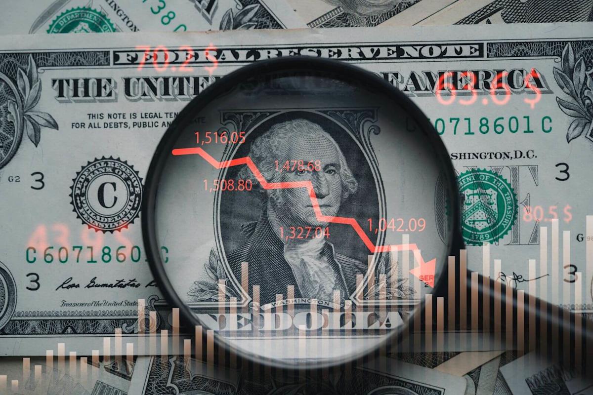 Dollar Climbs With Bond Yields Dollar Climbs With Bond Yields
