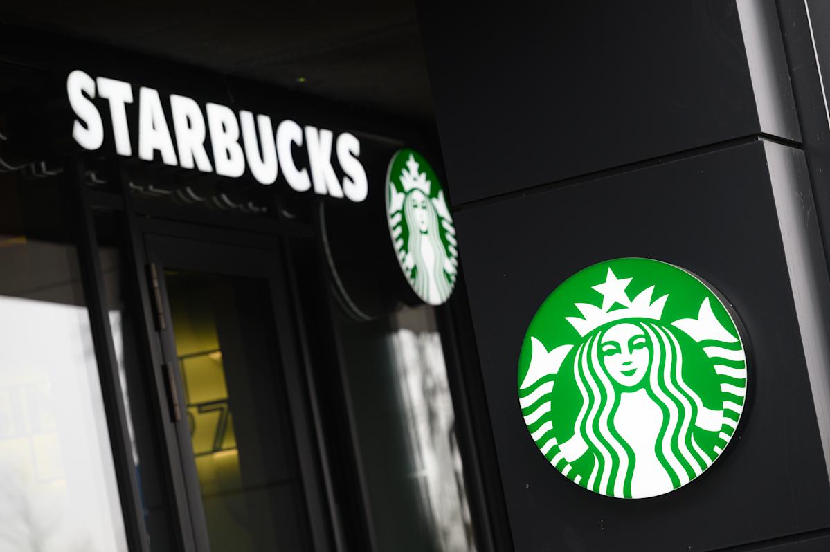 Starbucks offering baristas, managers ,200 bonuses in a push to boost sales and make customers happy Starbucks offering baristas, managers ,200 bonuses in a push to boost sales and make customers happy