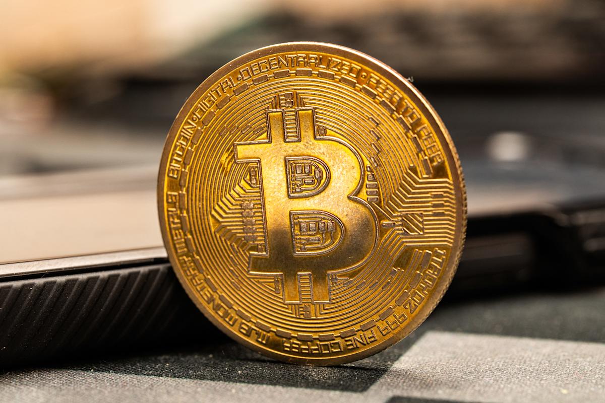 Bitcoin hovers near 1,000 as crypto momentum grows Bitcoin hovers near 1,000 as crypto momentum grows
