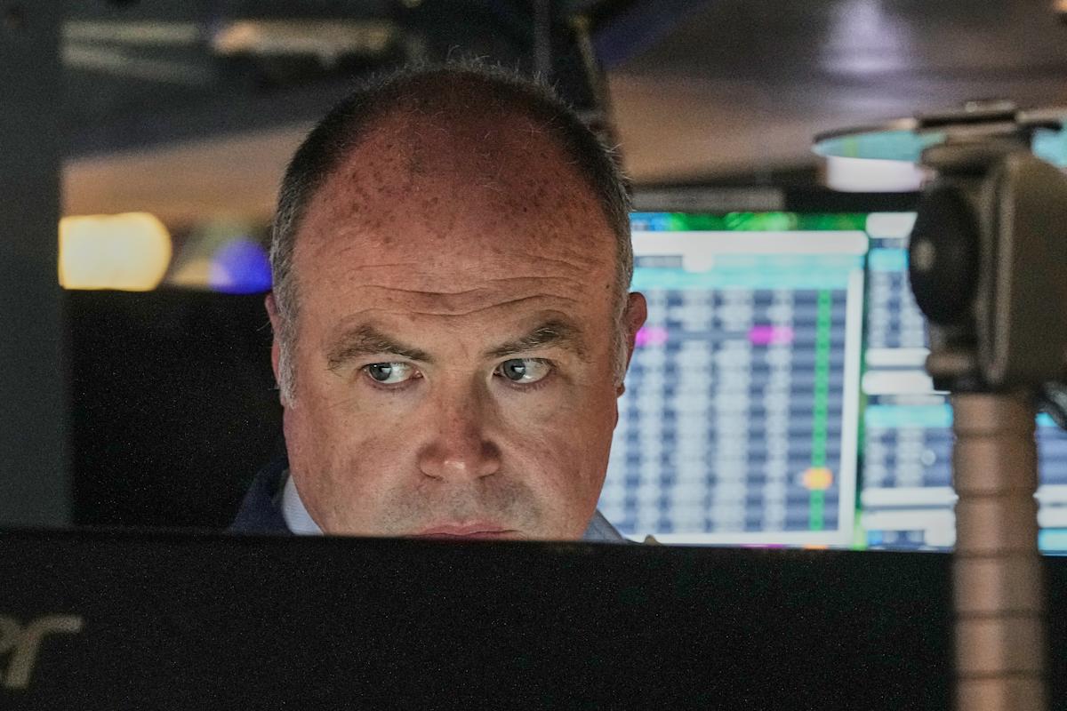 Apple leads Wall Street to more records as oil prices pull back Apple leads Wall Street to more records as oil prices pull back