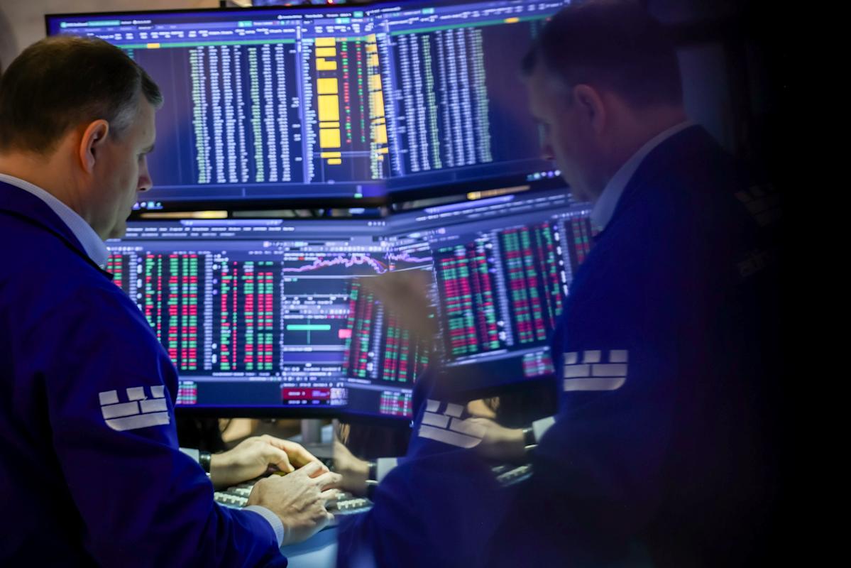 Oil Falls, Gold and Silver Gain After Venezuela: Markets Wrap Oil Falls, Gold and Silver Gain After Venezuela: Markets Wrap