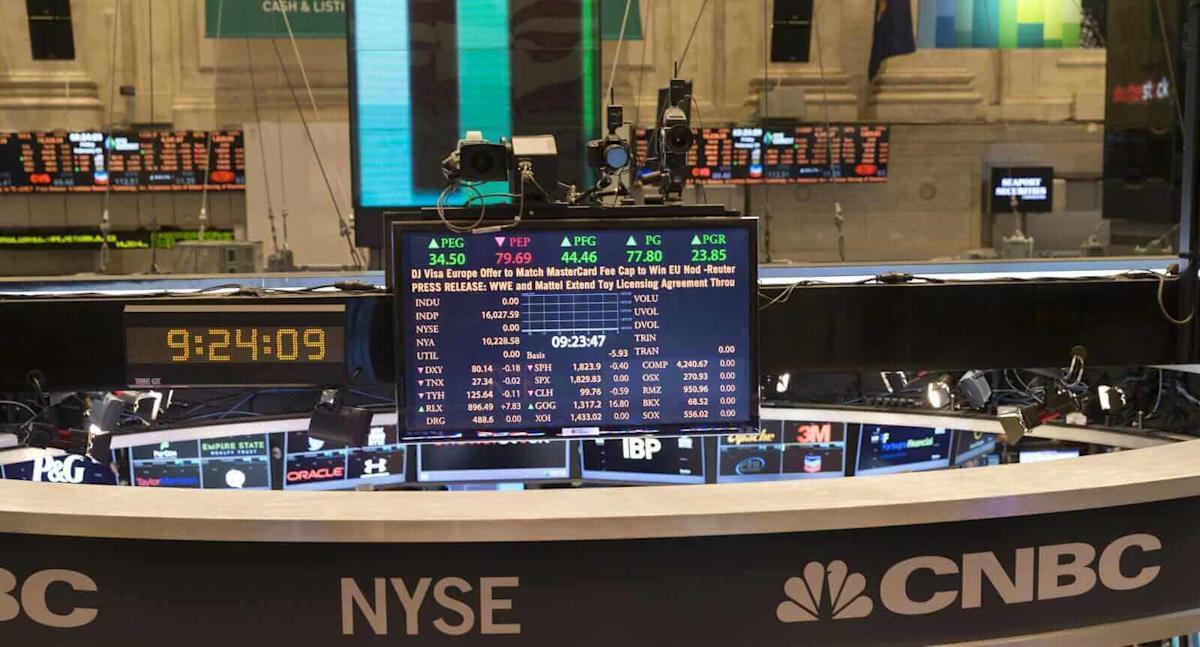 Stocks Pressured as Bond Yields Climb on Strong US Economic News Stocks Pressured as Bond Yields Climb on Strong US Economic News
