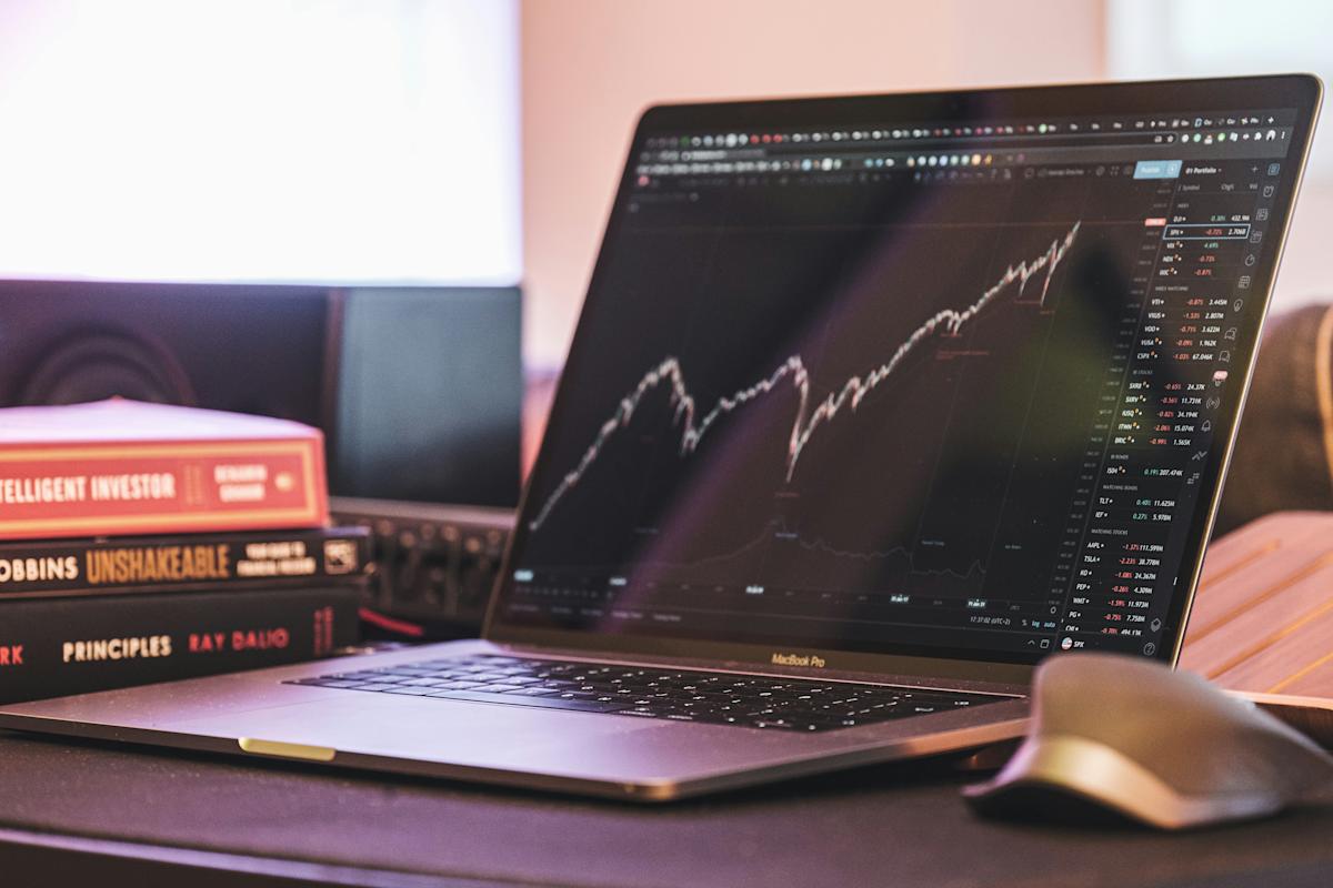 First Horizon Corporation (FHN) Draws Mixed Analyst Views as Price Targets Move Higher First Horizon Corporation (FHN) Draws Mixed Analyst Views as Price Targets Move Higher