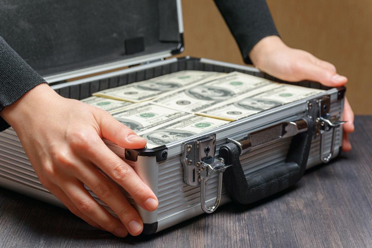 Dollar Falls Despite Strong US GDP Report Dollar Falls Despite Strong US GDP Report